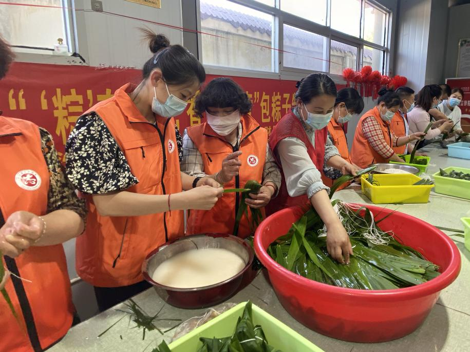 青口供電所黨支部聯(lián)合生產(chǎn)生活服務(wù)中心分會(huì)、黃沙坨社區(qū)，共同舉辦“悠悠艾草香 濃濃端午情”系列活動(dòng)。.png